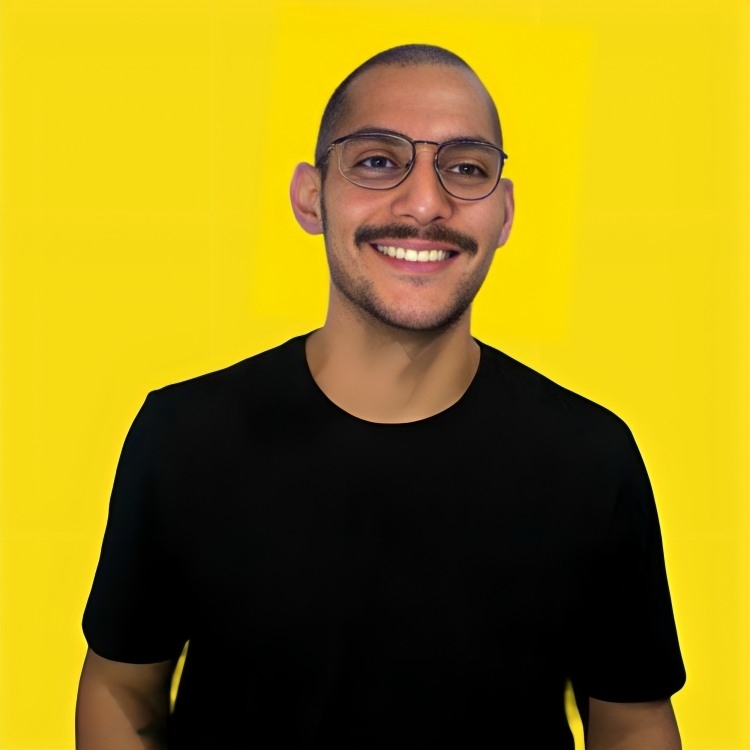 Retrato de Elliot Diaz sobre fondo amarillo